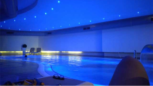 游泳池水質發綠，該怎么處理？